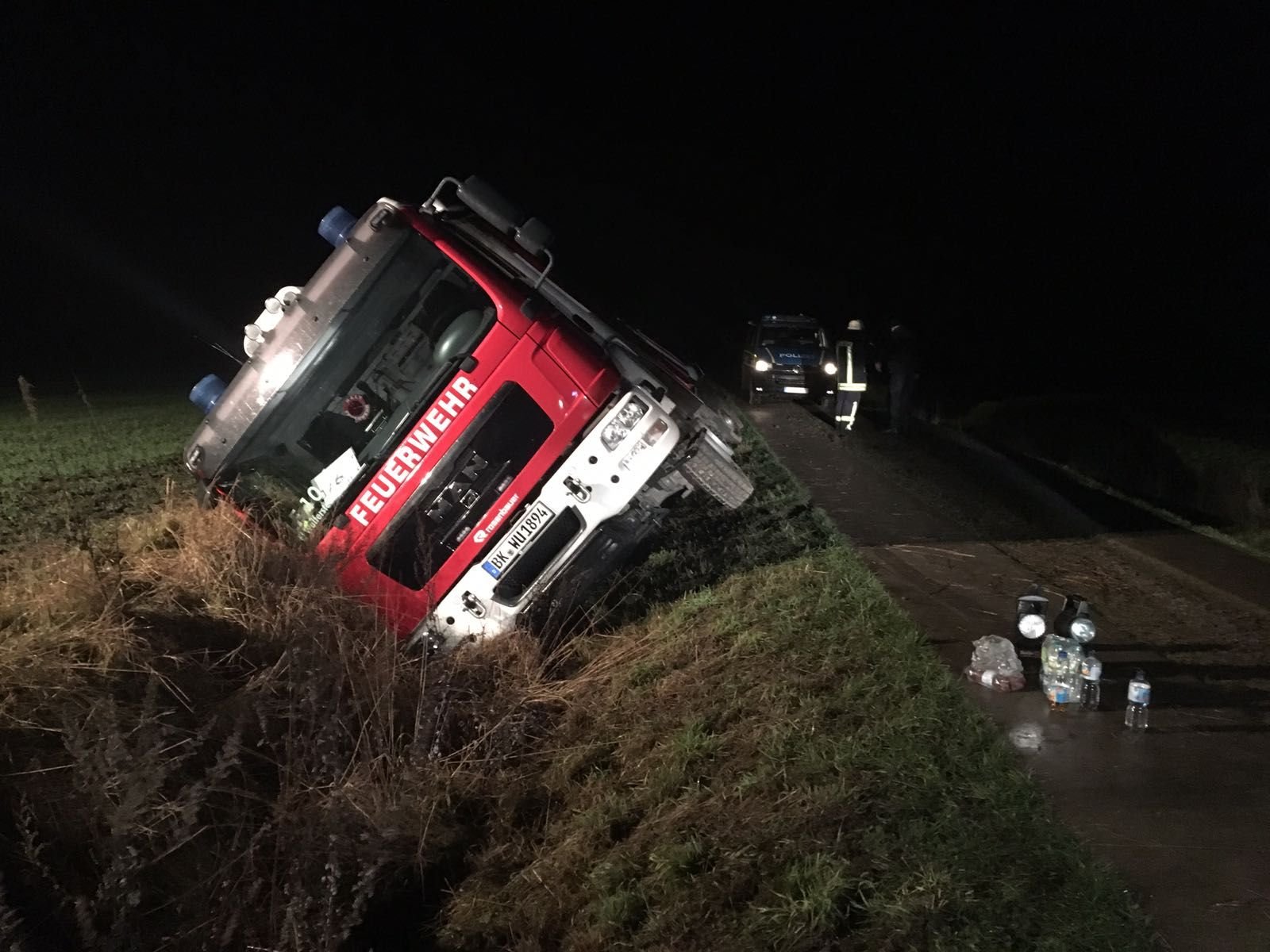 Auf dem Weg zu einem Einsatz ist dieses Feuerwehrauto am Mittwochabend im Landkreis Börde im Graben gelandet.