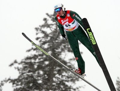 Edelmann hatte nach seinem ersten Sprungsieg im Weltcup noch nach Worten gesucht. «Das ist einfach nur Klasse. Ich freue mich riesig. Das war mein bester Sprung des Winters. Da kann ich nur noch die Landung besser machen.» (FOTO: DPA)