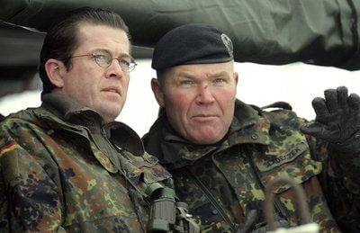 Der Bundesverteidigungsminister Karl-Theodor zu Guttenberg beobachtet am Freitag mit Oberst Dieter-Uwe Sladeczek eine Übung im Gefechtsübungszentrum des Heeres in Letzlingen (Altmarkkreis Salzwedel). (FOTO: DPA)