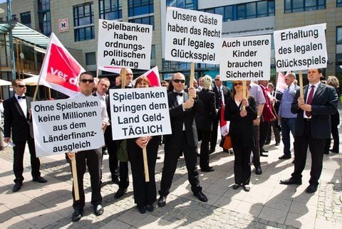 Mitarbeiter der Spielbanken Sachsen-Anhalt GmbH demonstrieren am Mittwoch vor der Spielbank in Magdeburg. (FOTO: DPA)