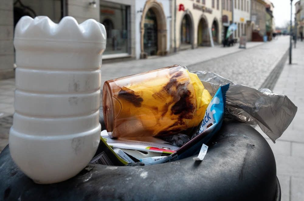 Regelmäßig sind die Papierkörbe in der Gotthardstraße übervoll.