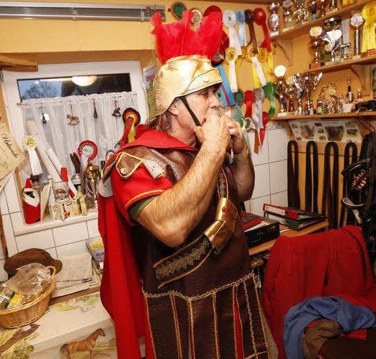 Der Zschepkauer Hans-Joachim Bach verwandelt sich innerhalb weniger Minuten in den stolzen Ben Hur.
