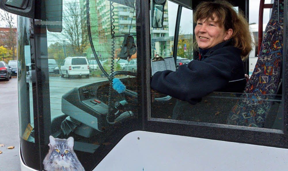 Bus mit Katze: Ires Spatzier hat ein Foto von Kater Willy als Glücksbringer dabei, wenn sie auf Tour ist.