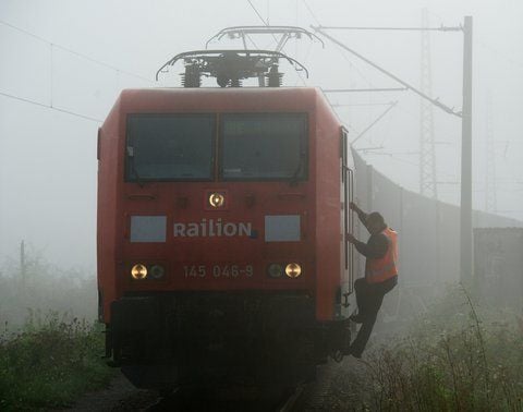 Ein Lokführer des Logistikunternehmens DB Schenker steigt am Donnerstag in seine Lokomotive am Umschlagbahnhof Leipzig-Wahren in Leipzig. (FOTO: DPA)