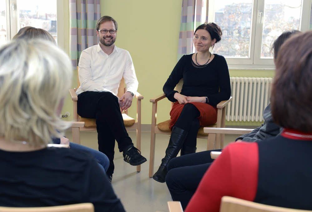 Die Ärztin Franziska Engelmann und der Psychologe Stephan Wendroth leiten die Gruppentherapie.