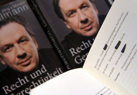 Geschwärzte Stellen sind am 12.10.2012 auf der Buchmesse in Frankfurt am Main (Hessen) am Stand des Heyne-Verlags im Buch von Miriam und Jörg Kachelmann zu sehen. (FOTO: DPA)