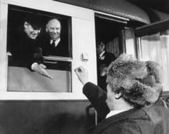 SED-Chef Erich Honecker (r.) schenkt Bundeskanzler Helmut Schmidt (l.) nach dessen DDR-Besuch bei seiner Abreise am 13. Dezember 1981 auf dem Bahnhof von Güstrow ein Lutschbonbon vom Weihnachtsmarkt. (Archivfoto: dpa)