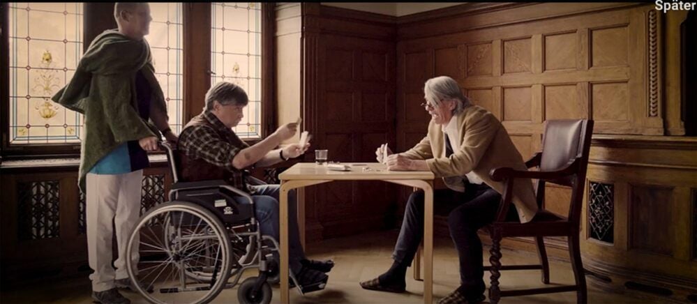 Tolle Idee: In dem kurzen Videoclip der Paul-Riebeck-Stiftung spielen neben „Hypochonder“-Darsteller Reinhard Straube (Mitte) auch die Schauspieler Enrico Petters als kartenspielender Pflegeheimbewohner und Till Schmidt als energischer Pfleger mit.