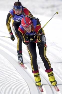 Kati Wilhelm (vorn) und ihre Mannschaftskollegin