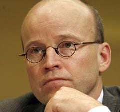 Günter Lenz war zur Last gelegt worden, 2001 und 2002 bei Reisen des Betriebsrats in Südkorea und Indien je einmal Dienste einer Prostituierten in Anspruch genommen zu haben, die von VW bezahlt wurden. (Foto: dpa)