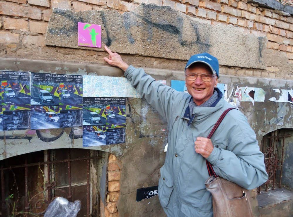 Jürgen Langner vor einer Fliese mit dem „Schirmelinchen“