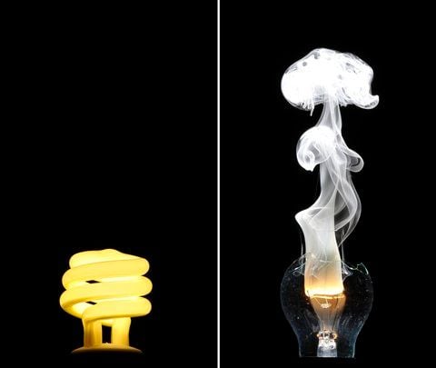 Bei einer zuvor zerbrochenen Glühbirne (r.) glüht und raucht der verbrennende wolframbeschichtete Draht, links eine Energiesparlampe. (FOTO: DPA)