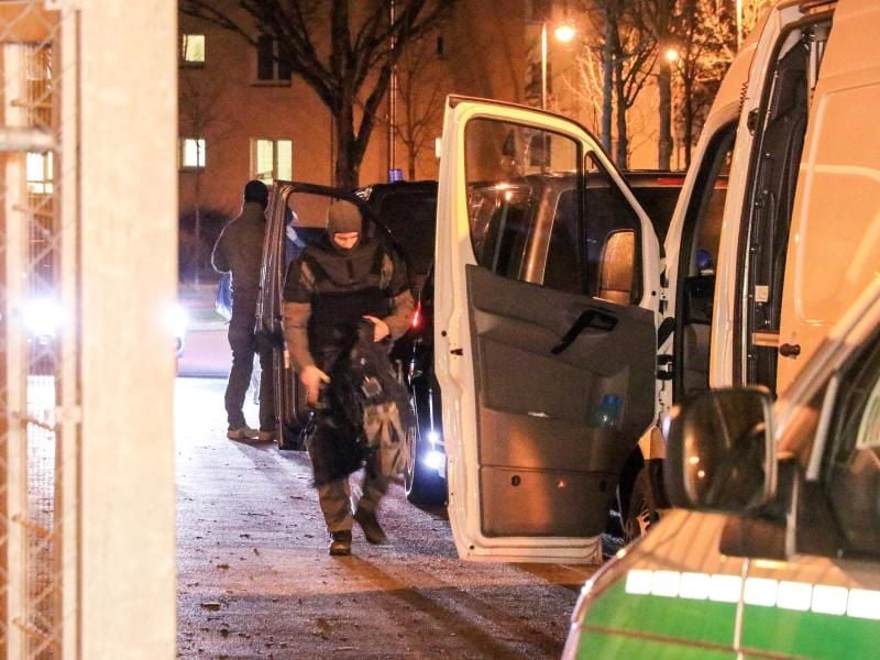 Einsätzkräfte vor dem Bamberger Ankerzentrum für Flüchtlinge. Foto: Ferdinand Merzbach