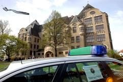 Beim Amok-Lauf eines ehemaligen Schülers im Erfurter Gutenberg-Gymnasium starben am 26. April 2002 16 Menschen. Der Attentäter tötete sich schließlich selbst. (Foto: dpa)