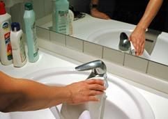 Aggressive Putzmittel und kratzige Schwämme sind tabu: Armaturen sollten immer mit einem weichen Lappen gereinigt werden. (Foto: dpa)