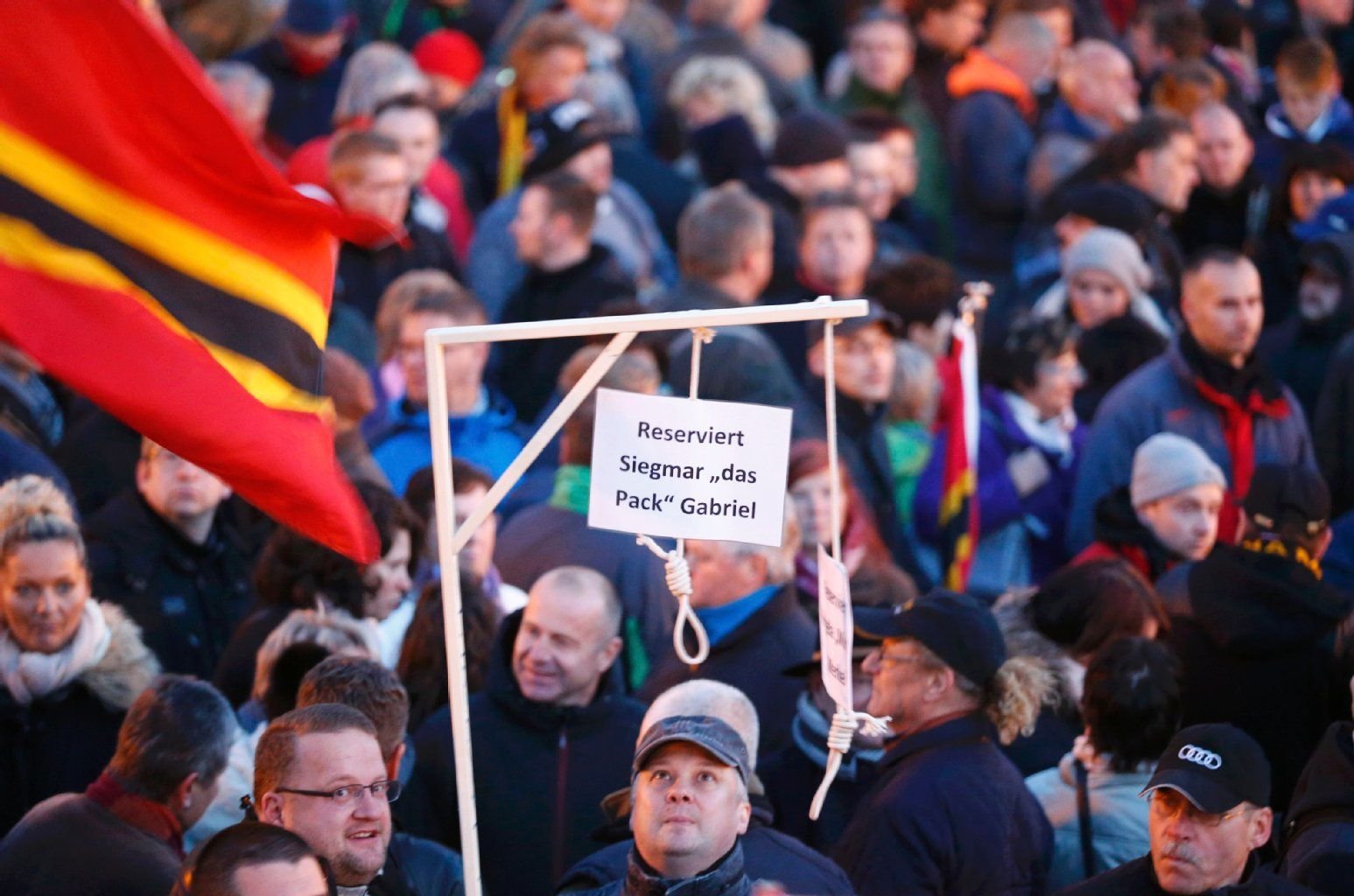 Beinahe wie ein Lynchmob: Galgen für Merkel und Gabriel. Der Vorname des SPD-Chefs ist falsch geschrieben.