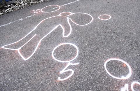 Die von Forensikern der Polizei markierte Stelle, an der Amokläufer Tim K. (Foto vom 12.03.09). starb, ist in Wendlingen zu sehen. (FOTO: DAPD)