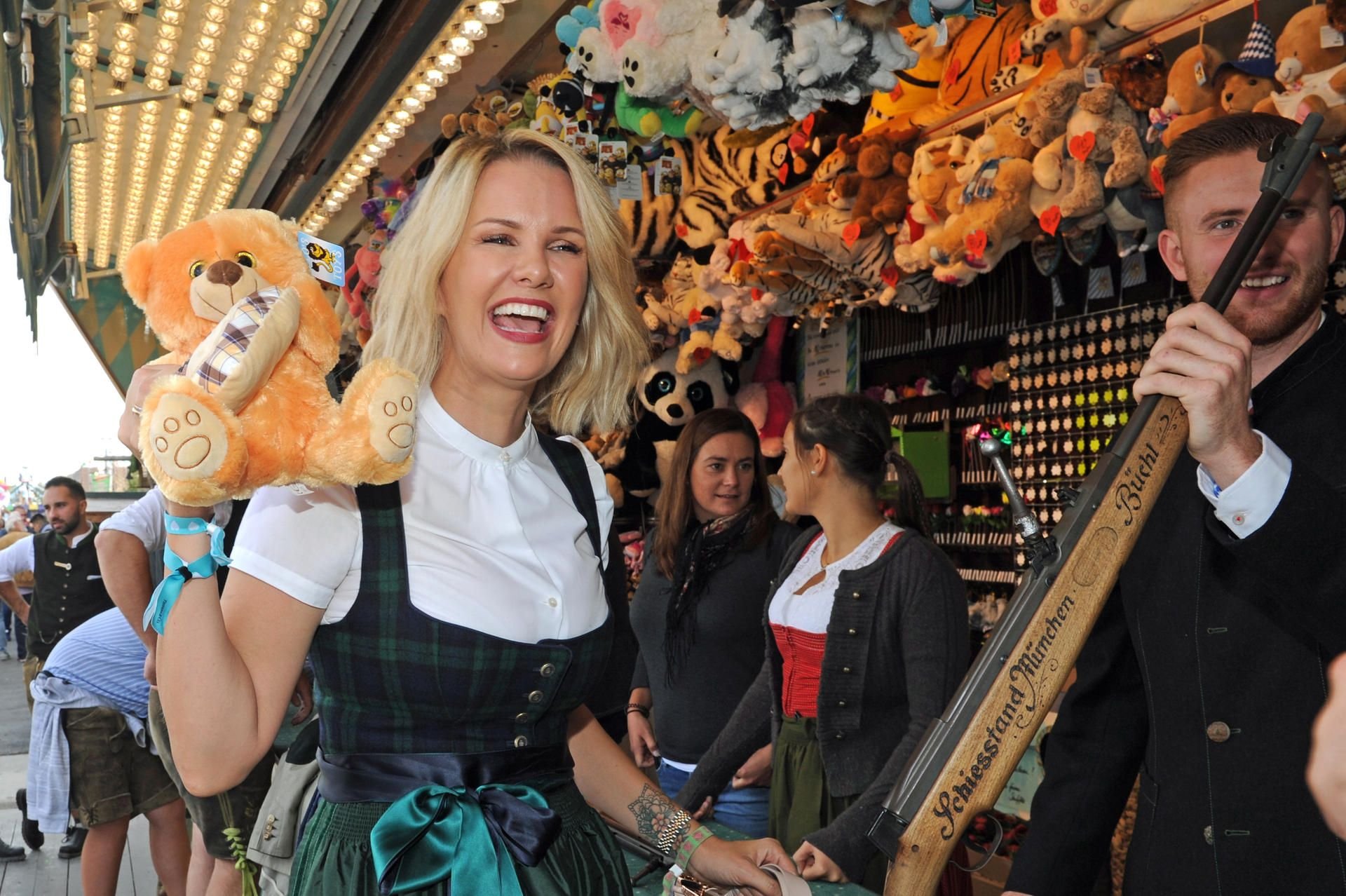 Das Model Monica Ivancan gewinnt auf dem Oktoberfest beim Schießen einen Teddybären.