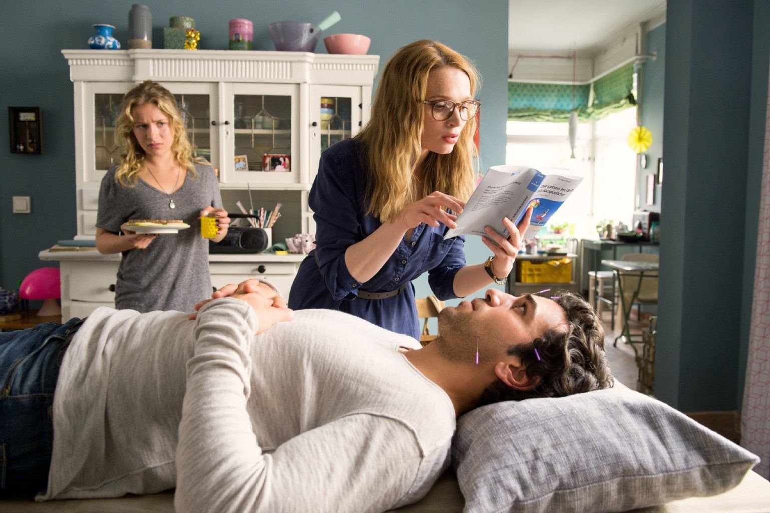 Im Film gibt es ein Anti-Aggressionstraining für Zeki (Elyas M'Barek): Lisi (Karoline Herfurth) versucht's mit Akupunktur, Laura (Anna Lena Klenke) ist nicht so richtig überzeugt