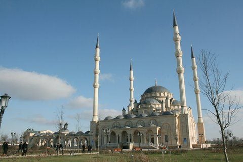 Die neue Moschee im Zentrum von Grosny, der nach dem Krieg wieder aufgebauten Hauptstadt der russischen Teilrepublik Tschetschenien. (FOTO: DPA)