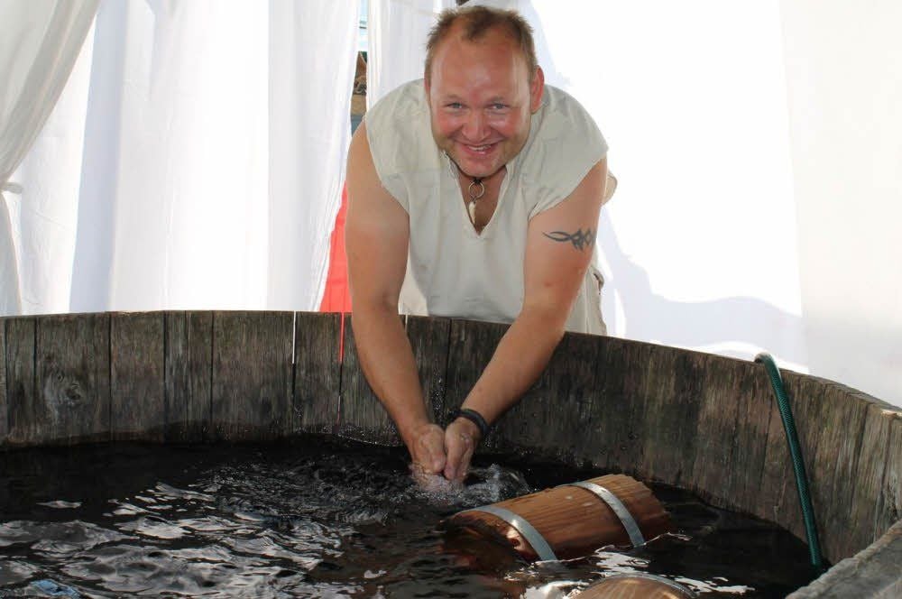 Dirk Hainich vom „Leucoreadorf Bystrica“ aus Wittenberg ist zum Laurentiusmarkt mit großen Badezubern angereist.