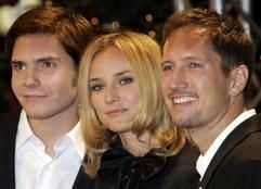 Gut gelaunt kommen die Schauspieler Daniel Brühl, Diane Krüger und Benno Führmann (v.l.) am Mittwoch (23. November 2005) in Berlin zur Premiere des Films «Merry Christmas» in die Komische Oper. (Foto: dpa)