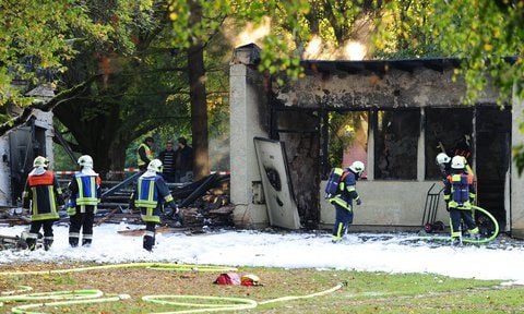 Feuerleute löschen am Samstag (22.10.2011) in Gersthofen (Schwaben) einen explodierten Gebäudeteil auf dem Gelände einer Feuerwerksfabrik. Bei dem Unglück kam eine Person ums Leben. (FOTO: DPA)