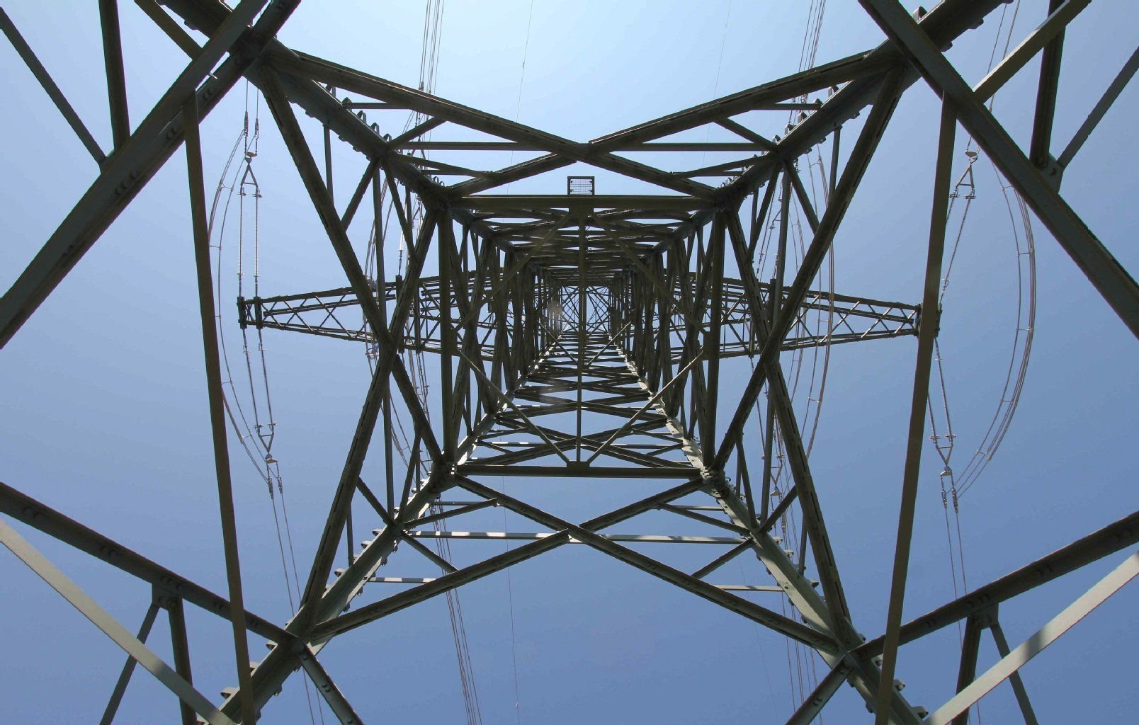 Strommast mit einer Höchstspannungsleitung: Eine Stromtrasse nach Bayern soll auch Sachsen-Anhalt durchqueren.