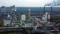Blick am Abend über die Industrieanlagen des Abfallverwerters SVZ im sächsisch-brandenburgischen Industriegebiet Schwarze Pumpe. Ein Teil der SVZ-Anlagen stammt noch aus den 1960er Jahren, als von hier aus begonnen wurde, große Teile der DDR mit aus Kohle gewonnenem Gas zu versorgen. Heute verwandelt das SVZ verschiedenste Arten von Abfall - von Klärschlamm bis zum Kunststoff - in Methanol und Synthesegas. (Foto: dpa)