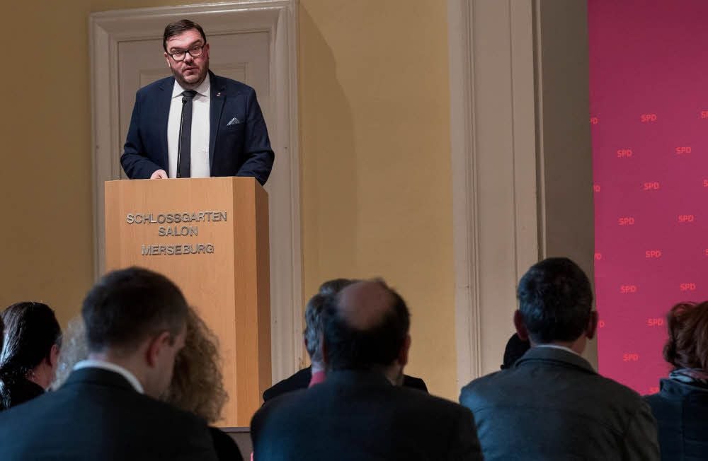 Alexander Lehmann, der Kreisvorsitzende der SPD im Saalekreis, bei seiner Ansprache zum Neujahrsempfang im Merseburger Schlossgartensalon.