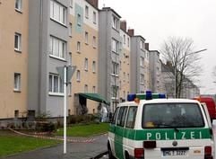 Ein Polizeifahrzeug steht am Freitag (09.03.2007) vor einem Mehrfamilienhaus in Mönchengladbach-Rheydt. Ein Mann hat bei einem blutigen Familiendrama seine von ihm getrennt lebende Ehefrau und die gemeinsame 18-jährige Tochter erschossen. (Foto: dpa)