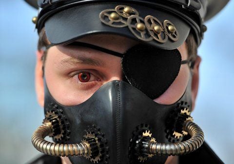 Cosplayer Christian präsentiert sich in seinem phantasievollen Kostüm auf der Leipziger Buchmesse. (FOTO: DPA)