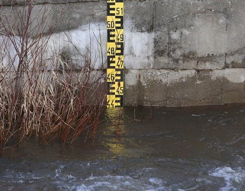 Eine Messlatte für den Flusspegel. Gründe für die erhöhten Pegelstände sind die Schneeschmelze und Regenfälle. (SYMBOLFOTO: DPA)