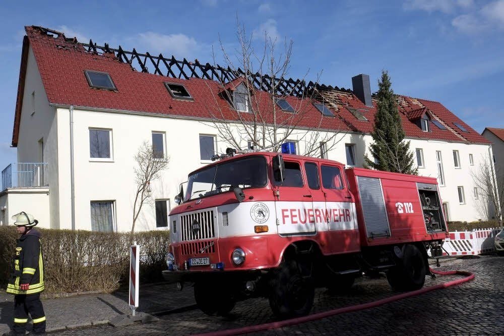 Der Brandanschlag auf eine geplante Flüchtlingsunterkunft in Tröglitz im April 2015 forderte den Einsatzkräften einiges ab.