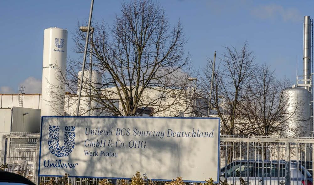 Noch steht das Unilever-Schild am Eingang des Pratauer Werkes. Bis Mitte des Jahres soll der Verkauf an Finanzinvestor KKR über die Bühne sein.