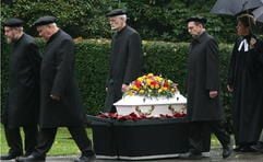 Sargträger gehen während der Beerdigung des zweijährigen Kevin am 13. November 2006 auf dem Friedhof Walle in Bremen zur Grabstelle des Jungen. (Foto: dpa)