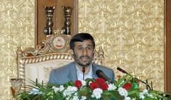 Mahmud Ahmadinedschad bei einer Pressekonferenz in Abu Dhabi. (Foto: dpa)