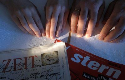 Die Hände zweier Blinder lesen in Braille-Schrift die aktuelle Ausgabe der Zeitung und Zeitschrift «Die Zeit» und «Stern», aufgenommen in der Deutschen Zentralbücherei für Blinde zu Leipzig (DZB). (Foto: dpa)