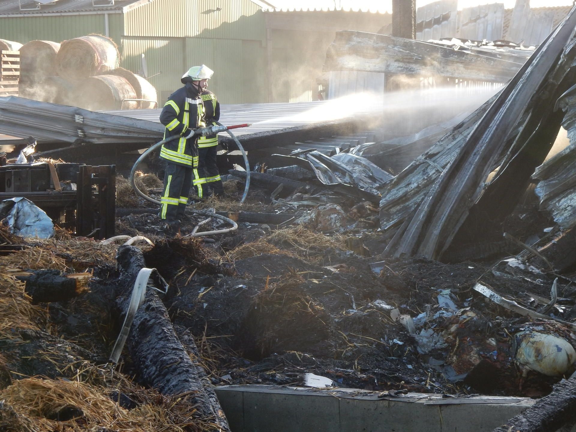 Das Feuer hatte am Vorabend das gesamte Stallgebäude zerstört.