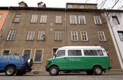 Ein Polizeifahrzeug steht am Samstag (21.02.2004) in Bad Langensalza vor dem Haus Oststraße 3. Hier hatte ein 25-jähriger Mann aus Eisenberg, dem vierfacher Mord und ein Mordversuch vorgeworfen wird, einen Menschen getötet. Die Ermittler schließen nicht aus, dass er noch weitere Menschen töten wollte. Sie seien sich aber sicher, dass sie alle bisherigen Opfer gefunden hätten. Der Mann war nach ihren Angaben nach seiner Festnahme erleichtert. Tatmotiv für den Mehrfachmord war wahrscheinlich Rache. (Foto: dpa)