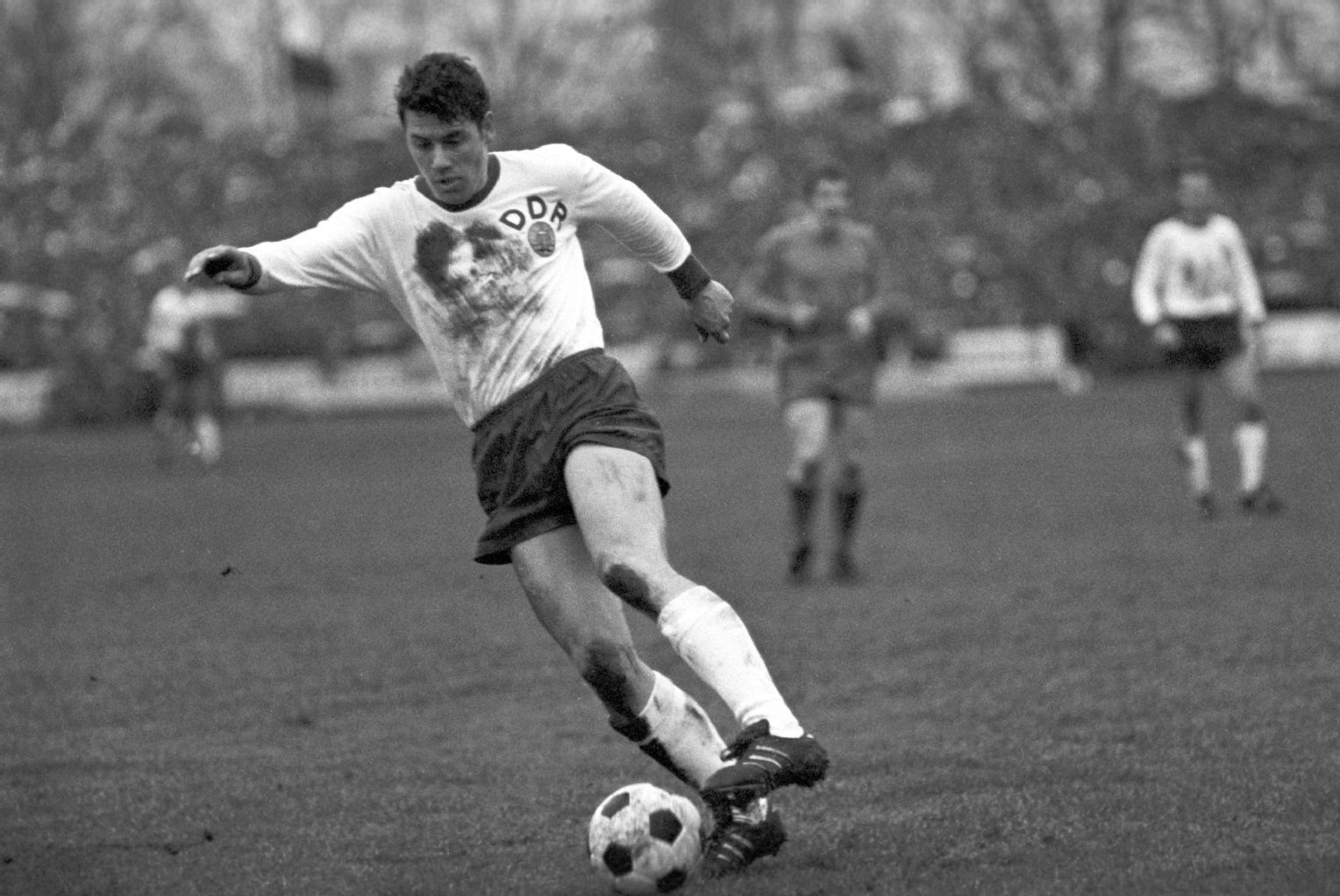 DDR-Stürmer Eberhard Vogel am Ball am 16.04.1969 im Dresdner Heinz-Steyer-Stadion. Am 8. April wird Vogel 70 Jahre alt.