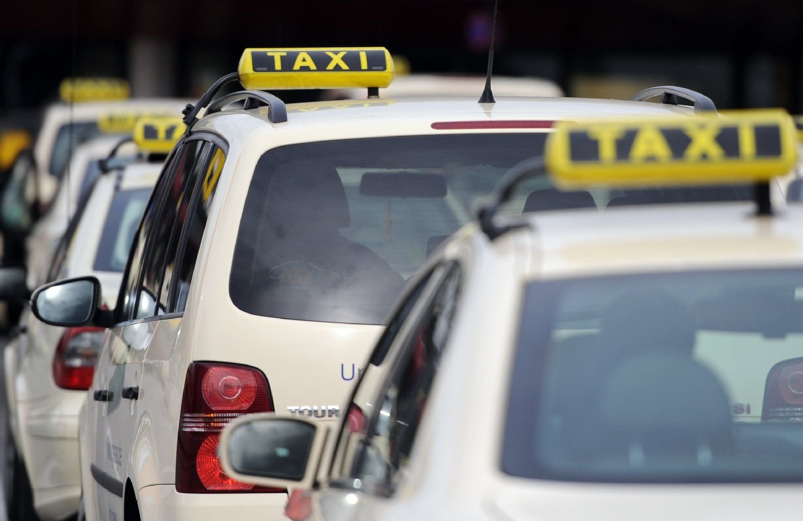 Taxis warten in einer Schlange auf Fahrgäste.