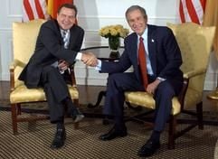Bundeskanzler Gerhard Schröder (l) reicht am Mittwoch (24.09.2003) in New York US-Präsident George Bush die Hand. (Foto: dpa)