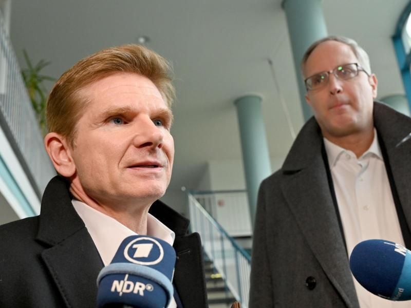 Heiner Garg (FDP, l), Gesundheitsminister von Schleswig-Holstein. Foto: Carsten Rehder/dpa/Archivbild