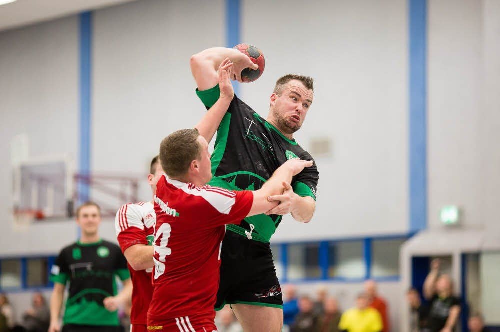Frank Reckzeh (am Ball) erzielte beim Sieg der SG Kühnau gegen die SG Seehausen vier Tore.