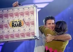 Der 31-jährige Ingenieur Matthias Göbel jubelt mit seiner Freundin Martina am Sonntag (28.01.2007) in Köln über 1,5 Millionen Euro, die er in der ProSieben-Show «Schlag den Raab» gewann. Göbel schlug als Kandidat den Gastgeber Stefan Raab in verschiedenen Runden, in denen er in Geschicklichkeit, Sport und Wissen gefordert wurde. (Foto: dpa)