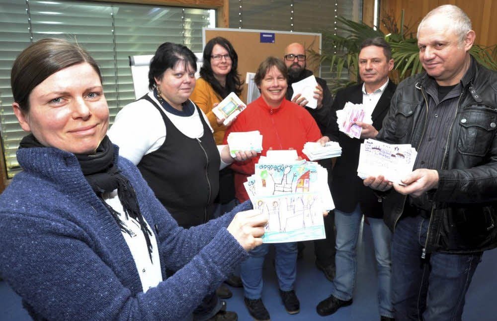 Werkstatt-Leiterin Jeannette Kirst (links) von der Lebenshilfe Bernburg übergab 941 bemalte Postkarten an Günter Kurczyk (rechts), Leiter der Werkstatt für behinderte Menschen in Neinstedt. Er will die Protest-Karten an Landessozialminister Norbert Bischoff übergeben.