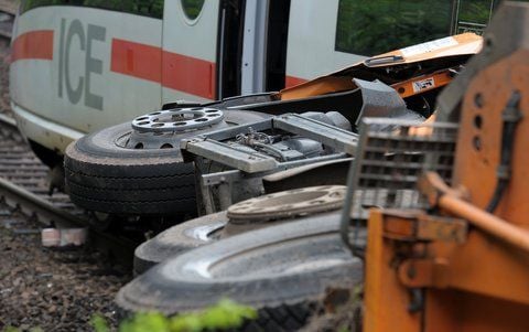 Ein Müllwagen liegt am Dienstag nach einem Zusammenstoß mit einem ICE-Zug an einem Gleis in Lambrecht bei Neustadt an der Weinstraße. (FOTO: DPA)