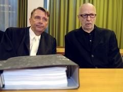 Der Maler und Kunstprofessor Jörg Immendorff (r) wartet am Dienstag (20.07.2004) im Landgericht in Düsseldorf mit seinem Verteidiger Rüdiger Spormann (l) auf den Beginn seiner Verhandlung. Immendorff muss sich vor dem Landgericht wegen unerlaubten Drogenbesitzes verantworten. (Foto: dpa)