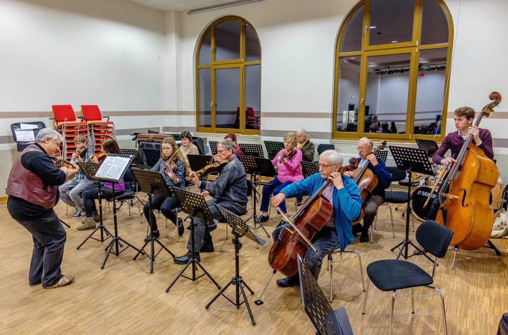 In kleiner Besetzung hat am Montag das Paul-Gerhardt-Orchester seine Probe in der Aula im Bildungszentrum Lindenfeld absolviert. Das Wittenberger Ensemble feiert 2016 sein zehnjähriges Bestehen.